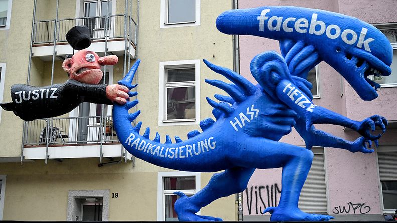 Saksalaisessa Rose Monday -paraatissa nähtiin taideteos, jolla otettiin kantaa Facebookiin ja vihapuheen leviämiseen. 