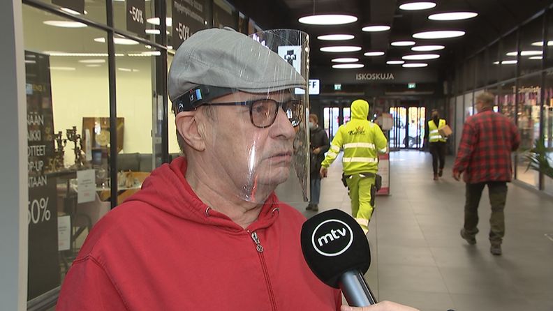 Vantaalainen Osmo Moilanen kertoi MTV Uutisille mielipiteensä koronatoimista kauppakeskus Myyrmannissa.
