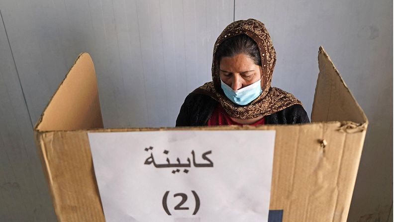 Nainen äänestämässä Irakin vaaleissa.