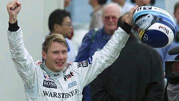 Mika Häkkinen juhli toista maailmanmestaruuttaan Suzukassa 1999.