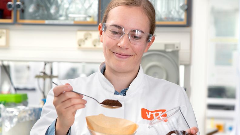 Tutkija Elviira Kärkkäinen valmistaa kahvia VTT:n laboratoriossa.