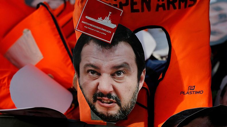 LK 23.10.2021 Kuvassa Italian entisen sisäministerin Matteo Salvinin kasvot pelastusliivissä.