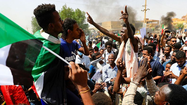 LK: Sudan, armeijan vallankaappausyritys, mielenosoitus