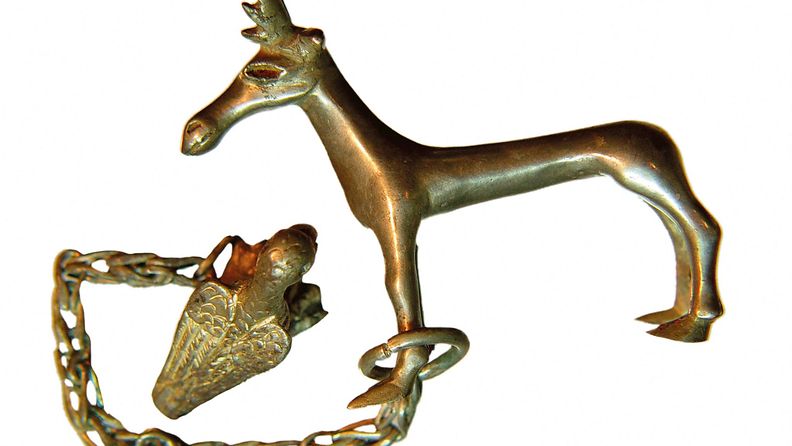 LK 27.10.2021 Tässä monistekuvassa näkyy 1. vuosisadalta peräisin oleva peuran muotoinen kultariipus, joka löydettiin haudasta ja on osa Skyyttien kullaksi nimettyä esinekokoelmaa.