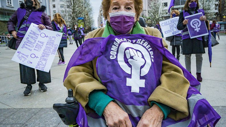 Espanjassa osoitettiin mieltä naisten oikeuksien puolesta Naistenpäivänä 8. maaliskuuta 2021.