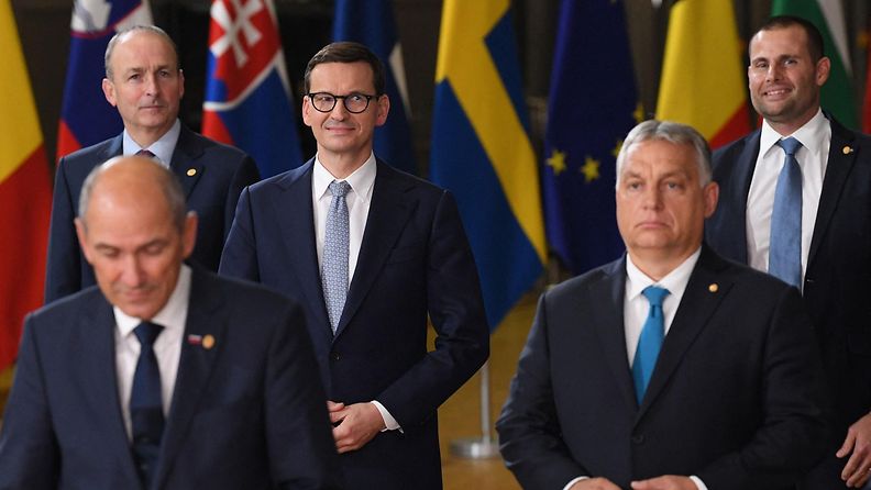 LK 29.10.2021 Puolan pääministeri Mateusz Morawiecki ja Unkarin pääministeri Viktor Orban poseeraavat EU-johtajien kanssa 21.10.2021.