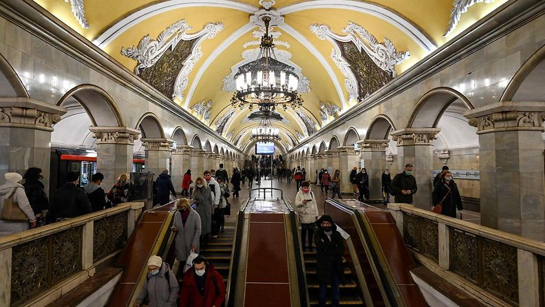 Matkustajia Komsomolskajan metroasemalla Moskovassa maanantaina 8. marraskuuta.