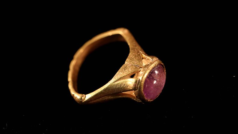 1 300 vuotta vanhan Israelista löytyneen sormuksen on uskottu parantavan krapulaa.