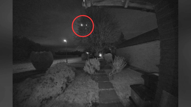 Tallensiko Mattin ovikamera ufojen lennon? Puun takaa ilmestyi lentävät valopilkut kolmiomuodostelmassa