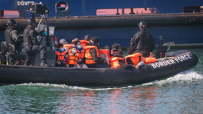 Iso-Britannian rajavartiosto kuljetti siirtolaisia, jotka olivat ylittämässä Englannin kanaalia heinäkuussa 2021.