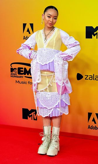 Griff MTV European Music Awards -gaalassa 2021 yllään suomalaissuunnittelijan puku. (1)
