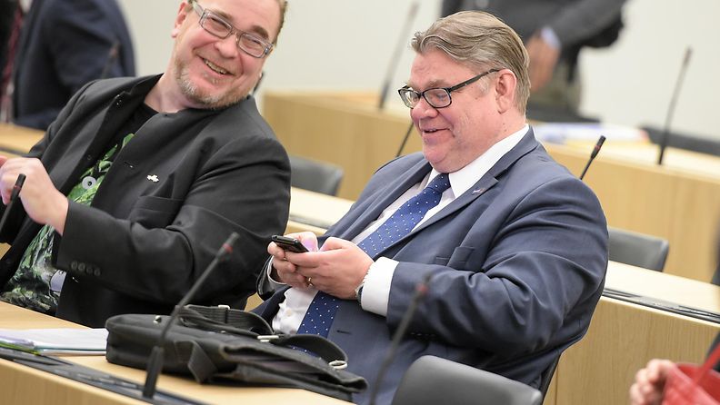 Kansanedustaja Jyrki Kasvi ja ulkoministeri Timo Soini (ps.) eduskunnan kyselytunnilla vuonna 2016.