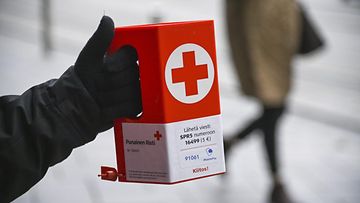 LK 21.11.2021 Keräyslipas kerääjän kädessä Suomen Punaisen Ristin Nälkäpäivä-keräyksen alkamispäivänä Helsingissä 23. syyskuuta 2021.