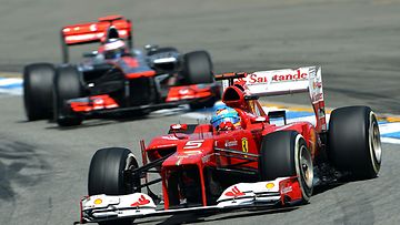 Fernando Alonso sai pidettyä Jenson Buttonin takanaan.