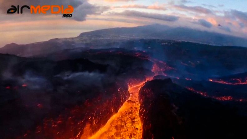 Drone kuvasi Cumbre Vieja-tulivuoresta purkautuvaa laavavirtaa 3. marraskuuta.