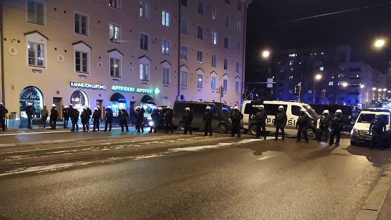 Helsinki ilman natseja -mielenosoituksen, poliisit