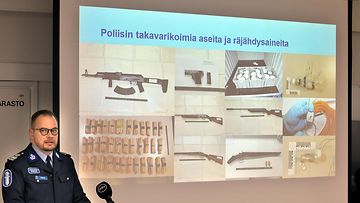 Tutkinnanjohtaja Lounais-Suomen poliisilaitoksen rikosylikomisario Toni Sjöblom Lounais-Suomen poliisilaitoksen mediatilaisuudessa Porin poliisilaitoksella 3. joulukuuta 2021.