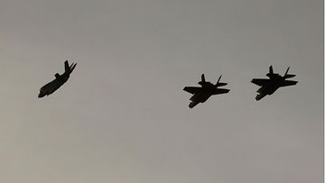 AOP kuvituskuvaa F35-hävittäjiä taivaalla