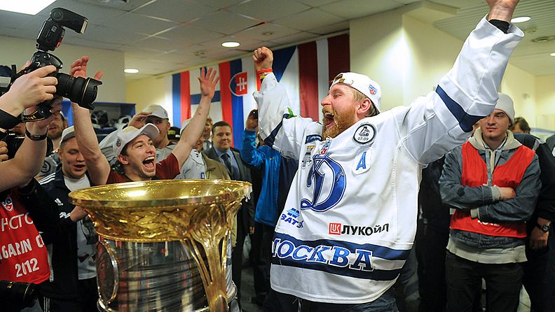 Suomen Leo Komarov sai juhlia Gagarin Cupin voittoa viime keväänä.