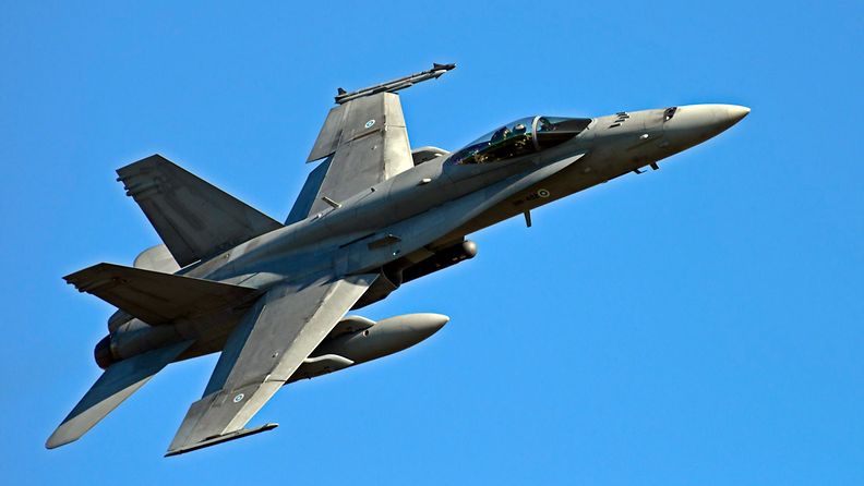 LK 13.12.2021 Suomen ilmavoimien F-A-18 Hornet -hävittäjä matkalla harjoitustehtävälle Norjan Bodon tukikohdasta maanantaina 25. toukokuuta 2015.