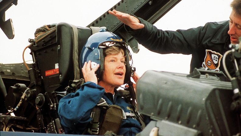 LK 13.12.2021 Elisabeth Rehn Turussa testaamassa Blue Angelsin F-A 18 Hornet -hävittäjää 31.8.1992.