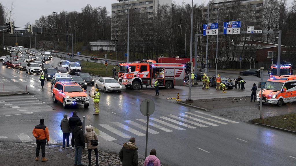 Auto katolleen kolarissa Helsingissä: Kaksi sairaalaan 