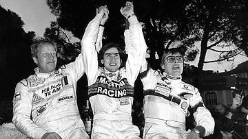 Hannu Mikkola (vas.) juhlii Henri Toivosen voittoa Monte Carlossa 1986. Timo Salonen täydensi kolmoisvoiton.
