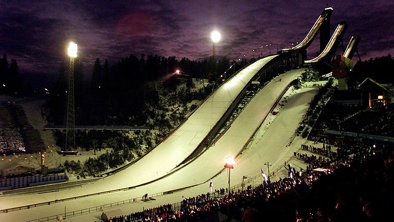 Lahden MM-hiihtojen avajaiset mäkimontussa vuonna 2001.