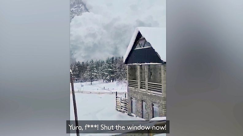 Euroopan korkeimmalla vuorella räjäytettiin liikkeelle hurja lumivyöry – Aleksei kuvasi mökkinsä ikkunasta pelottavan tilanteen