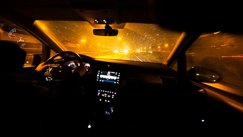 liikenneturva autoilu liikenne pimeä ratin takaa kuljettaja autoilija