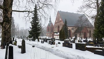 AOP Vantaan Pyhän Laurin kirkko sumuisena kevättalven päivänä.