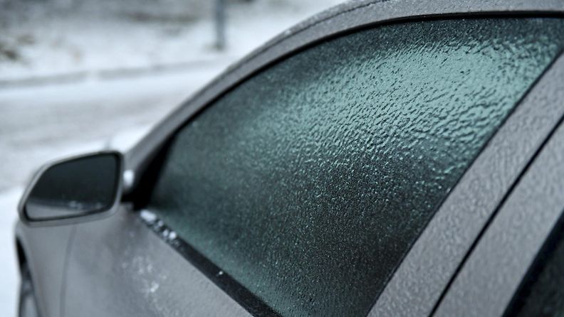 LK 2.1.2022 Jääkuorrutus autossa Espoon Suvelassa aamulla 11.joulukuuta 2021. Lauhtuva sää ja lumi- tai vesisateet muuttavat ajokelin huonoksi suuressa osassa maata.