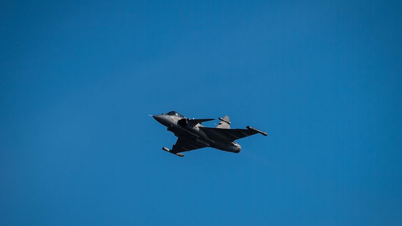 Saab Gripen E -hävittäjä ilmassa Kaivopuiston lentonäytöksessä. 