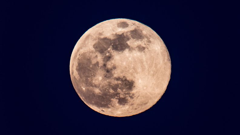 Kuu kuvattuna Victoriassa, Kanadassa.