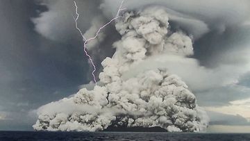 Salamointia tulivuorenpurkauksesta nousseen savupilven keskellä Tongalla 14. tammikuuta 2022.
