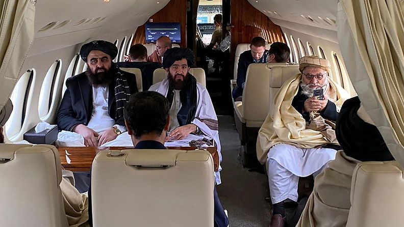 LK 23.1.2022 Talebanien julkaisemassa kuvassa ovat Afganistanin ulkoministeri Amir Khan Muttaqi (vas.) ja ulkoministeriön tiedottaja Abdul Qahar Balkhi (keskellä). Kuva on otettu Kabulin lentokentällä ennen lentokoneen lähtöä Osloon.