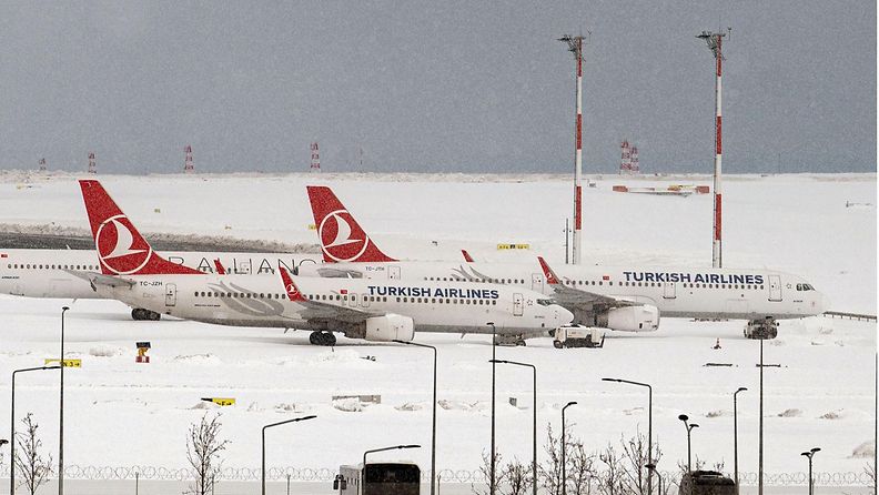 Lentokoneita lumimyrskyn sulkemalla Istanbulin lentoasemalla.