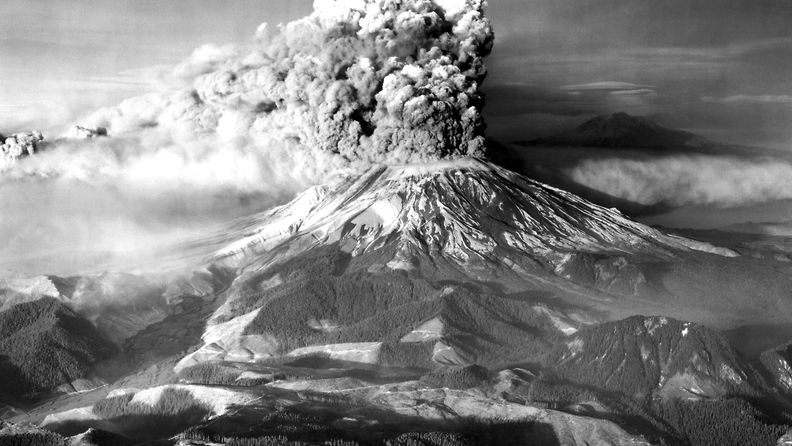 St. Helensin tulivuoren purkaus käynnissä Washingtonissa, Yhdysvalloissa, 18. toukokuussa 1980. 