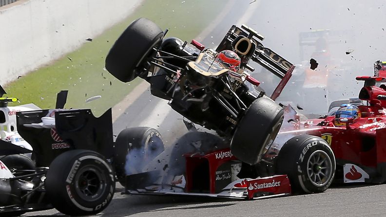 Grosjean jyrää Ferrarin ylitse