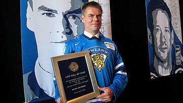 Raimo Helminen sai suurtunnustuksen Kansainväliseltä jääkiekkoliitolta.
