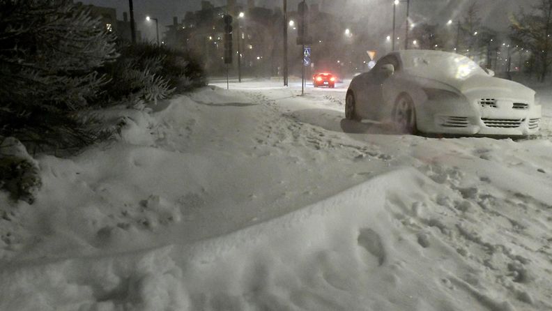 LK 3.2.2022 Auto lumen peitossa Eiranrannassa Valtteri-myräkän lumisateessa Helsingissä 29. tammikuuta 2022.