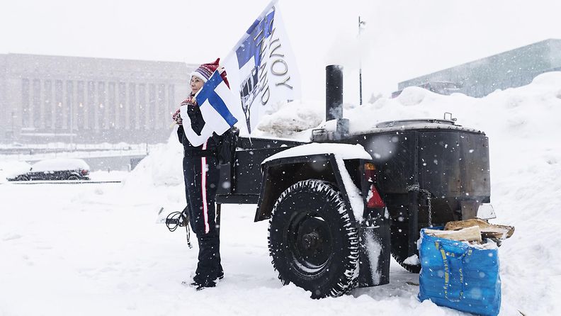 Mielenosoittaja Convoy Finland -tapahtumassa Helsingissä 5. helmikuuta 2022.