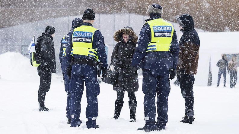 Mielenosoittajia ja poliiseja Convoy Finland -tapahtumassa Helsingissä 5. helmikuuta 2022. 