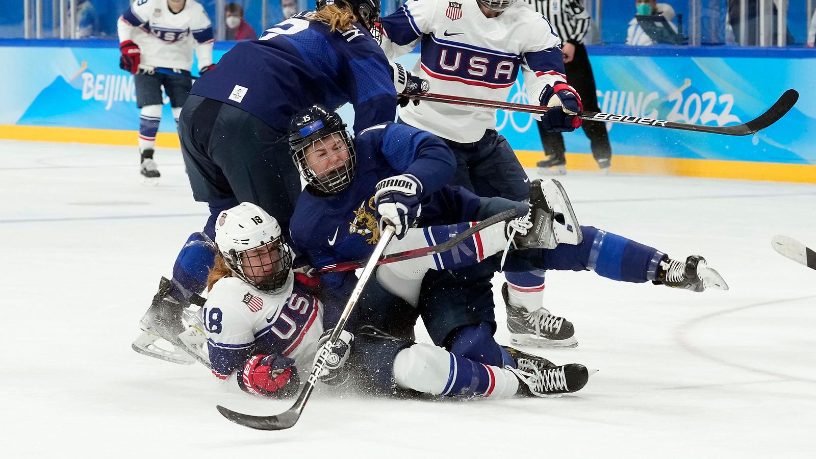 Suomalaiset Pekingin olympialaisissa maanantaina .: Naisleijonat jahtaa  finaalipaikkaa 