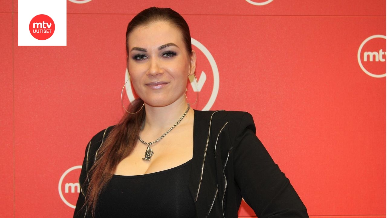 Laulaja Bess Vuorasi Nuorena Huoneensa Sein t Antti Tuiskun Kuvilla 