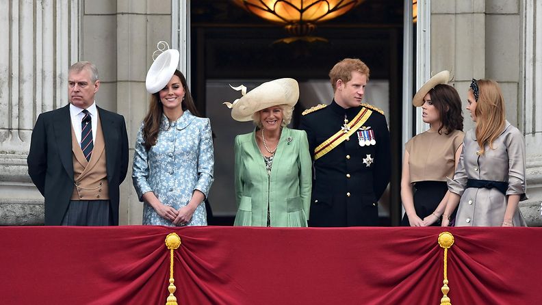 Prinssi Andrew, herttuatar Catherine, herttuatar Camilla, prinssi Harry, prinsessa Eugenie, prinsessa Beatrice