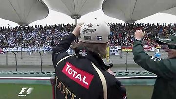 Kimi Räikkönen ja Heikki Kovalainen ihastelevat sinivalkoista yleisömerta.