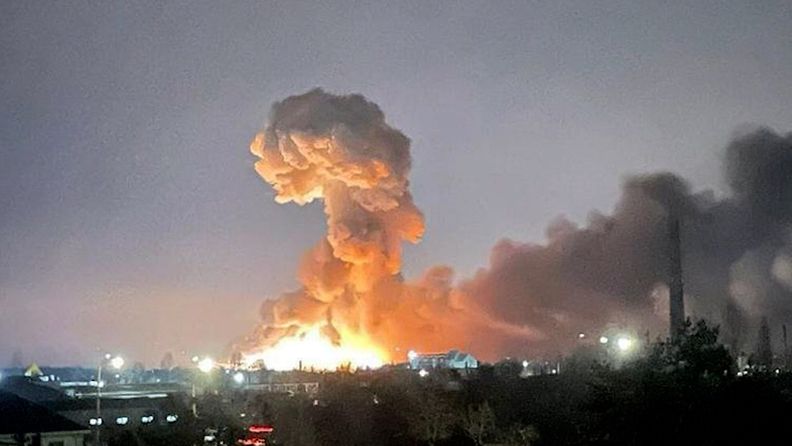 Ukrainan presidentinkanslian julkaisemassa kuvassa näkyy suuri räjähdys pääkaupunki Kiovassa.
