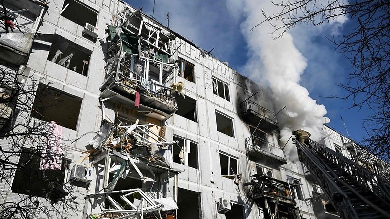Pommituksen jälkiä asuinrakennuksessa Tšuhujivissa, Harkovan alueella Itä-Ukrainassa 24. helmikuuta.