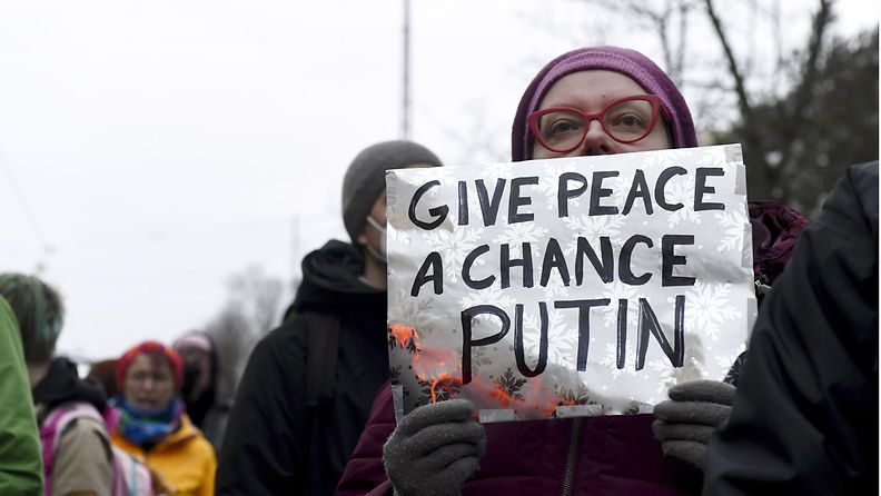 4.2.2022 Mielenosoittajia Ukrainan sodan vastaisessa mielenosoituksessa Venäjän suurlähetystön edustalla Helsingissä 24. helmikuuta 2022.LK 2